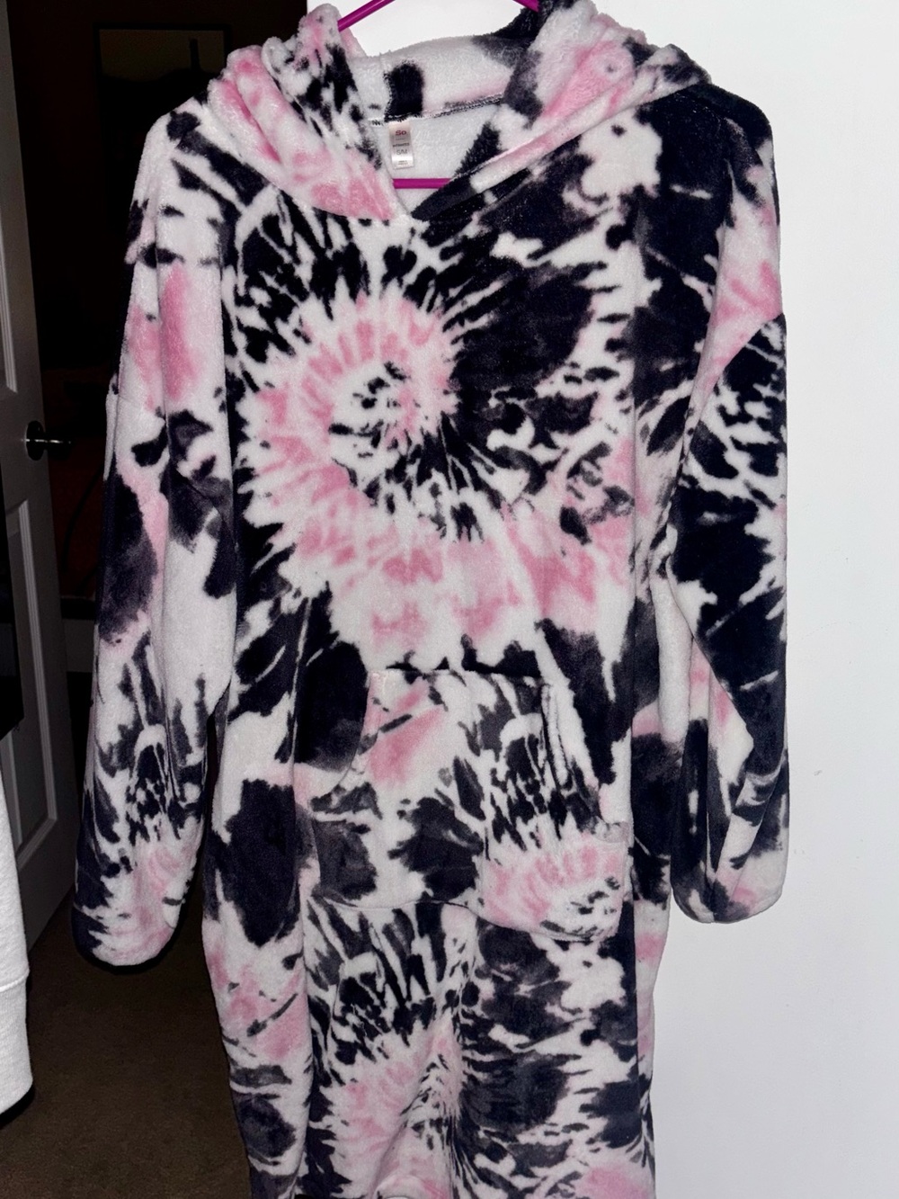 SO Plush Tie-Dye Hooded Robe - Pink & Black